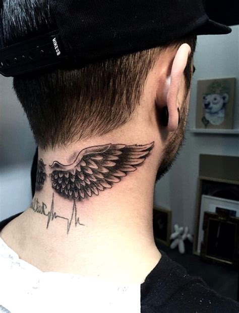 alas en el cuello tatuaje